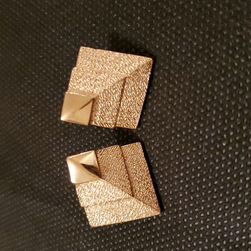VINTAGE TRIFARI GOLDEN GORGEOUS EARRINGS